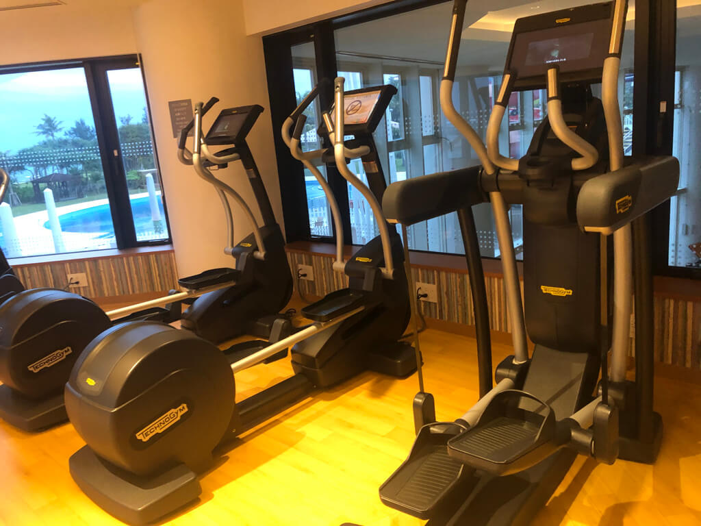 シェラトン沖縄サンマリーナリゾート　サウスタワー　宿泊記　プレミアムオーシャンツイン　フィットネスジム　大浴場　プール　サウナ　コンビニ　アメニティ