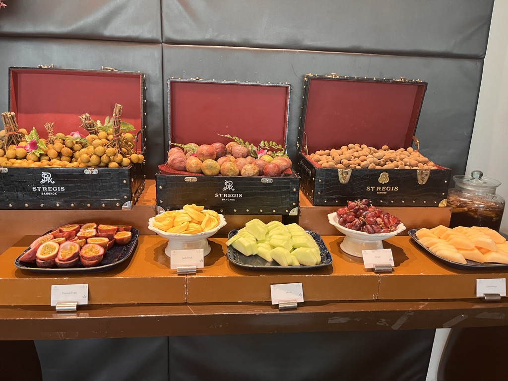 セントレジスバンコク　宿泊記　送迎　アクセス　朝食　プール　ジム　サウナ　子供添い寝年齢　マリオットボンヴォイアメックス　プラチナ特典　バトラーサービス