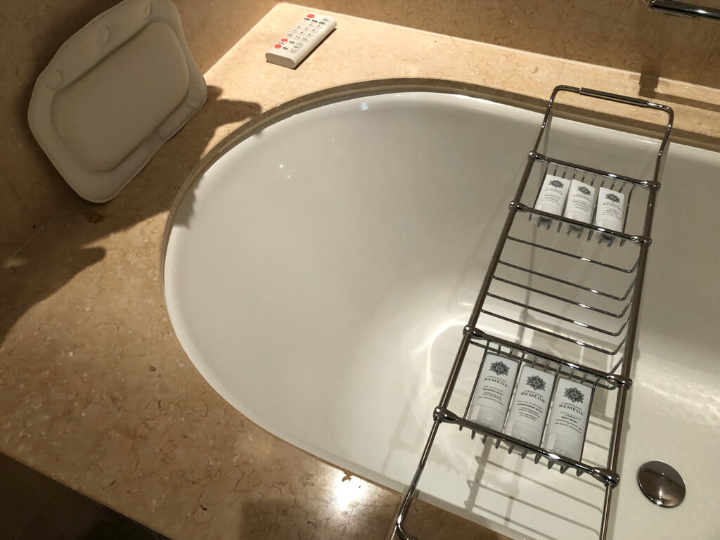 セントレジス大阪　ブログ　　宿泊記　子供添い寝　朝食　アクセス　駐車場　タイタニックオムレツ　プラチナ特典　バトラーサービス　マリオットボンヴォイアメックス　紹介　アメニティ