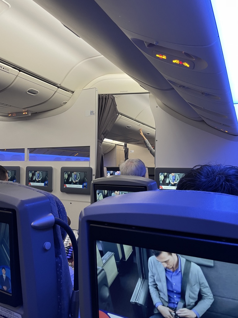 ヒースロ　羽田　ボーイング777-300ER　プレミアムエコノミー