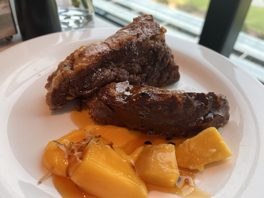 セントレジスバンコク　宿泊記　送迎　アクセス　朝食　プール　ジム　サウナ　子供添い寝年齢　マリオットボンヴォイアメックス　プラチナ特典　バトラーサービス