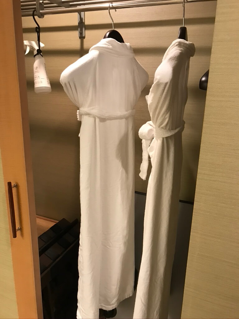 ザ・プリンス京都宝ヶ池宿泊記☆最安値料金でクラブフロアの朝食やラウンジを利用できました! 32 ザ・プリンス 京都宝ヶ池 宿泊記 クラブフロア クラブキング バスローブ