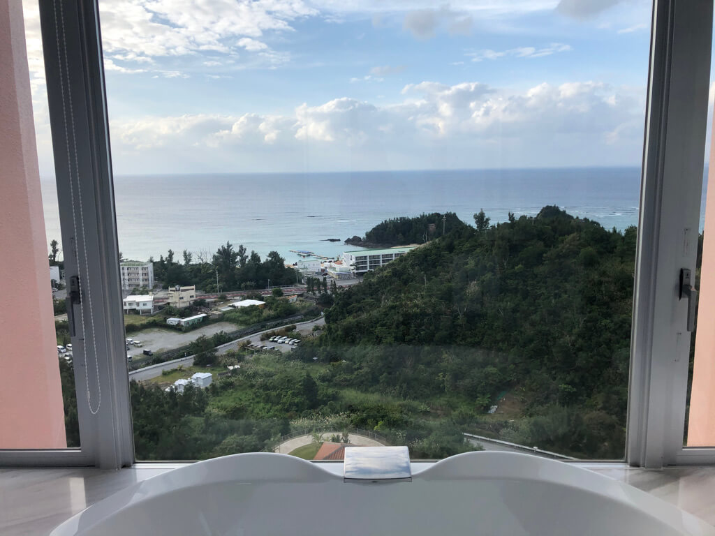 沖縄マリオット 宿泊記 パノラマオーシャンスイートプレミアム 部屋 館内施設 格安宿泊　プラチナ特典 SPGアメックス紹介　ジム　プール　スパ