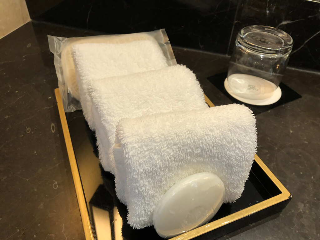 セントレジス大阪　ブログ　　宿泊記　子供添い寝　朝食　アクセス　駐車場　タイタニックオムレツ　プラチナ特典　バトラーサービス　マリオットボンヴォイアメックス　紹介　アメニティ