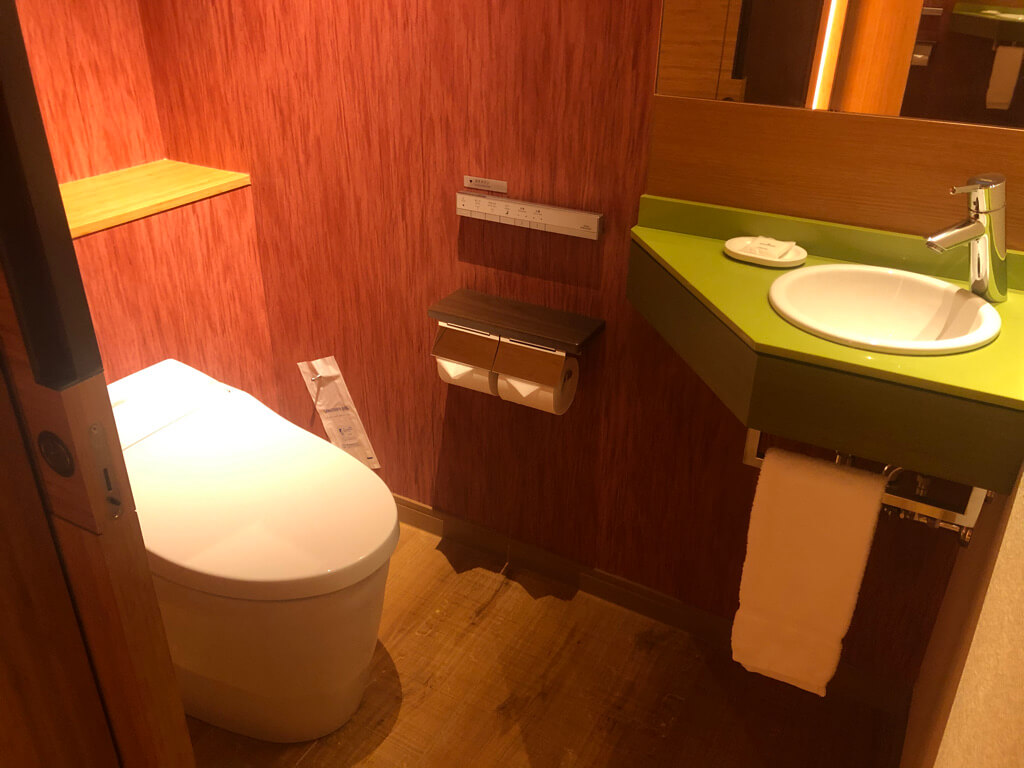 シェラトン沖縄サンマリーナリゾート　サウスタワー　宿泊記　プレミアムオーシャンツイン　フィットネスジム　大浴場　プール　サウナ　コンビニ　アメニティ