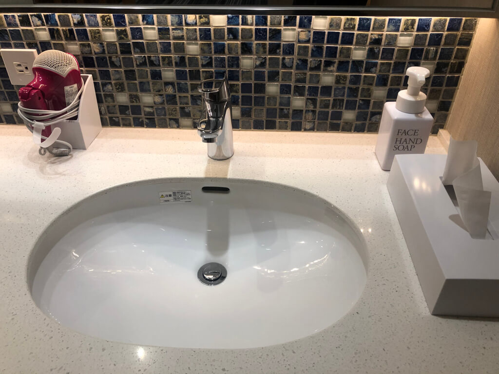 シェラトン沖縄サンマリーナリゾート　サウスタワー　宿泊記　プレミアムオーシャンツイン　フィットネスジム　大浴場　プール　サウナ　コンビニ　アメニティ