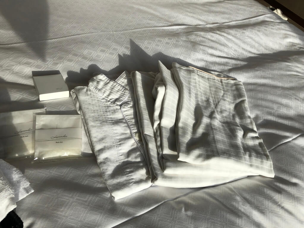 セントレジス大阪　ブログ　　宿泊記　子供添い寝　朝食　アクセス　駐車場　タイタニックオムレツ　プラチナ特典　バトラーサービス　マリオットボンヴォイアメックス　紹介　アメニティ