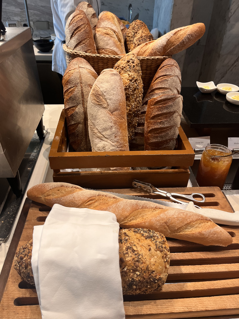 セントレジスバンコク　宿泊記　送迎　アクセス　朝食　プール　ジム　サウナ　子供添い寝年齢　マリオットボンヴォイアメックス　プラチナ特典　バトラーサービス