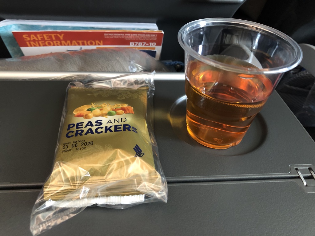 【シンガポール航空 SQ671ボーイング787】名古屋セントレア→シンガポール搭乗記☆エコノミークラスの機内食、映画、サービスは?お盆の家族旅行をタダにした裏技を公開! 7 シンガポール航空 SQ671 ボーイング787 名古屋 セントレア シンガポール エコノミークラス 映画 機内食