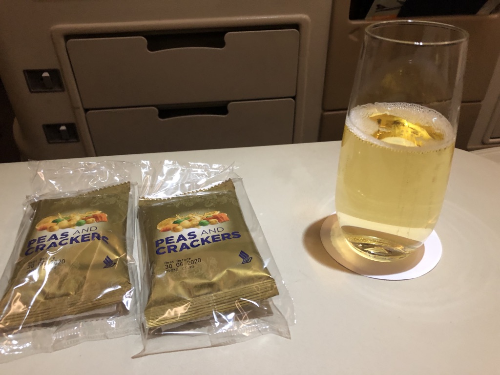 シンガポール航空 SQ452　エアバス　A330-300 シンガポール モルディブ マレ ビジネスクラス　機内食　映画　サービス　お盆　家族旅行　タダ