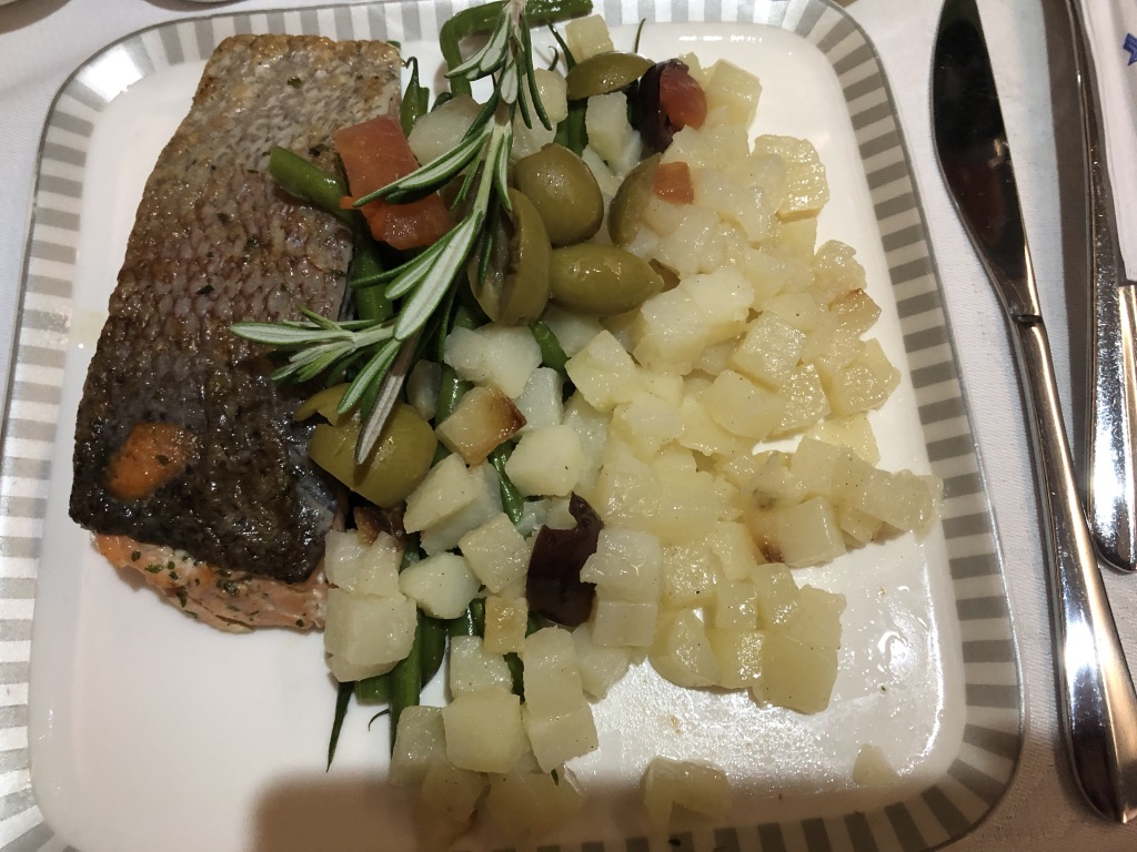 シンガポール航空 SQ452　エアバス　A330-300 シンガポール モルディブ マレ ビジネスクラス　機内食　映画　サービス　お盆　家族旅行　タダ