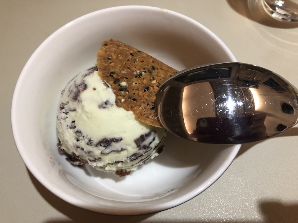 シンガポール航空 SQ452　エアバス　A330-300 シンガポール モルディブ マレ ビジネスクラス　機内食　映画　サービス　お盆　家族旅行　タダ