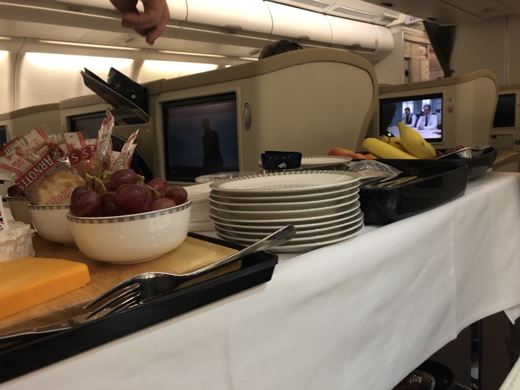 シンガポール航空 SQ452　エアバス　A330-300 シンガポール モルディブ マレ ビジネスクラス　機内食　映画　サービス　お盆　家族旅行　タダ