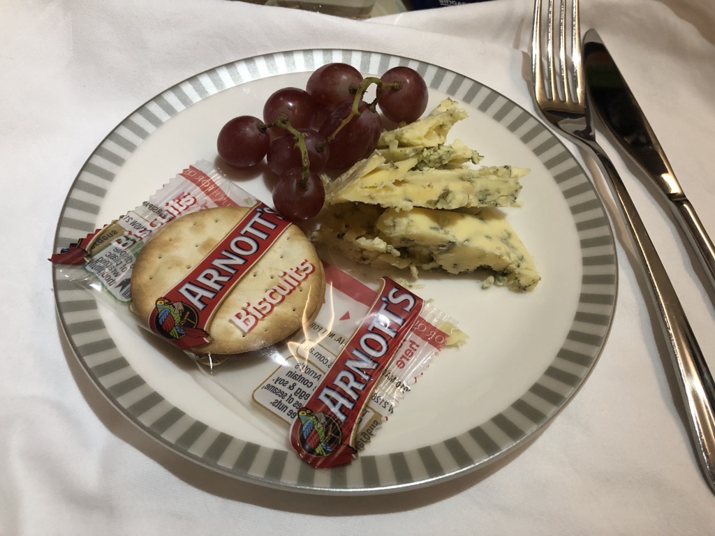 シンガポール航空 SQ452　エアバス　A330-300 シンガポール モルディブ マレ ビジネスクラス　機内食　映画　サービス　お盆　家族旅行　タダ