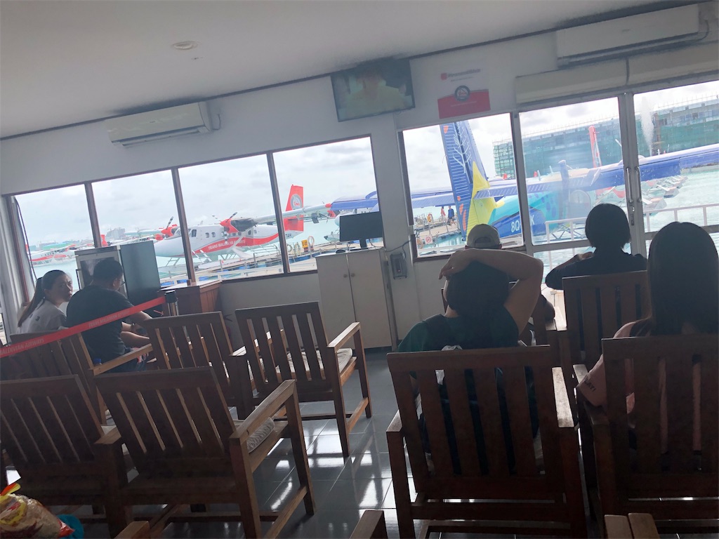 【セントレジス ・モルディブ・ヴォンムリ・リゾート宿泊記】ホテルまでの行き方☆水上飛行機の価格、出発時間、所要時間は? 31 セントレジス ・モルディブ・ヴォンムリ・リゾート 宿泊記 行き方 水上飛行機 価格 出発時間 所要時間 ラウンジ