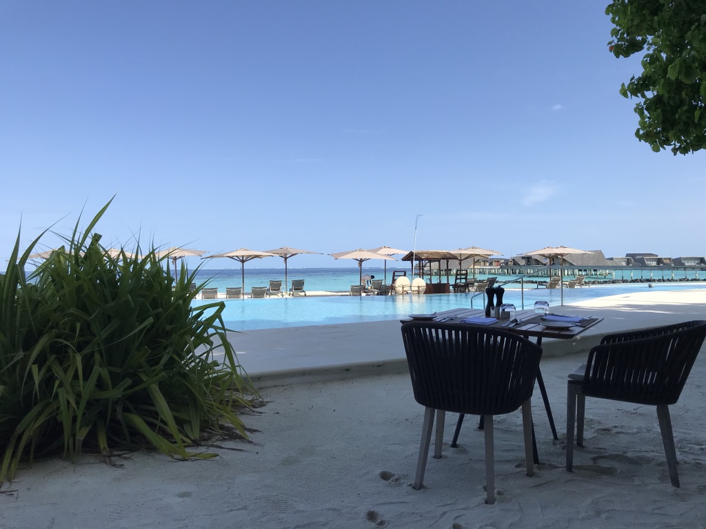 【セントレジス ・モルディブ・ヴォンムリ・リゾート】朝食メニューと感想☆良いサービスを受けたいのならココの席がいい! 3 セントレジス ・モルディブ・ヴォンムリ・リゾート 朝食 メニュー 口コミ 感想