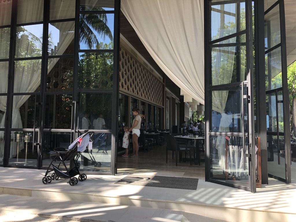 【セントレジス ・モルディブ・ヴォンムリ・リゾート】朝食メニューと感想☆良いサービスを受けたいのならココの席がいい! 4 セントレジス ・モルディブ・ヴォンムリ・リゾート 朝食 メニュー 口コミ 感想