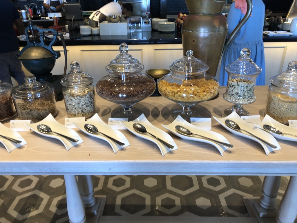 【セントレジス ・モルディブ・ヴォンムリ・リゾート】朝食メニューと感想☆良いサービスを受けたいのならココの席がいい! 41 セントレジス ・モルディブ・ヴォンムリ・リゾート 朝食 メニュー 口コミ 感想