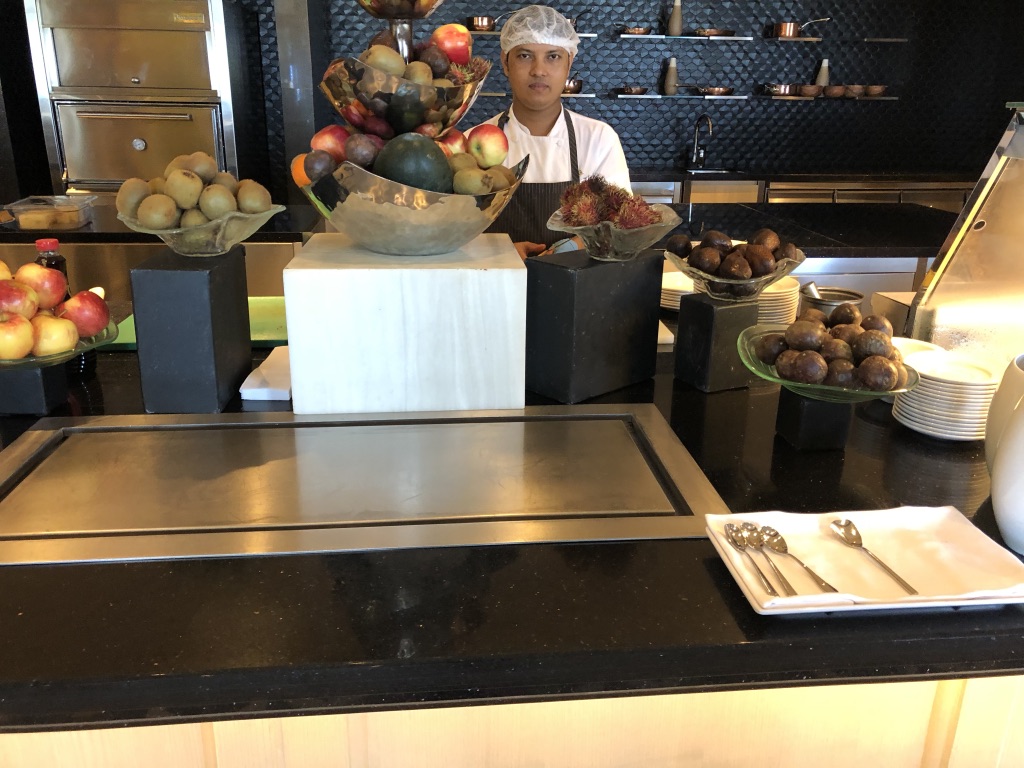 【セントレジス ・モルディブ・ヴォンムリ・リゾート】朝食メニューと感想☆良いサービスを受けたいのならココの席がいい! 46 セントレジス ・モルディブ・ヴォンムリ・リゾート 朝食 メニュー 口コミ 感想