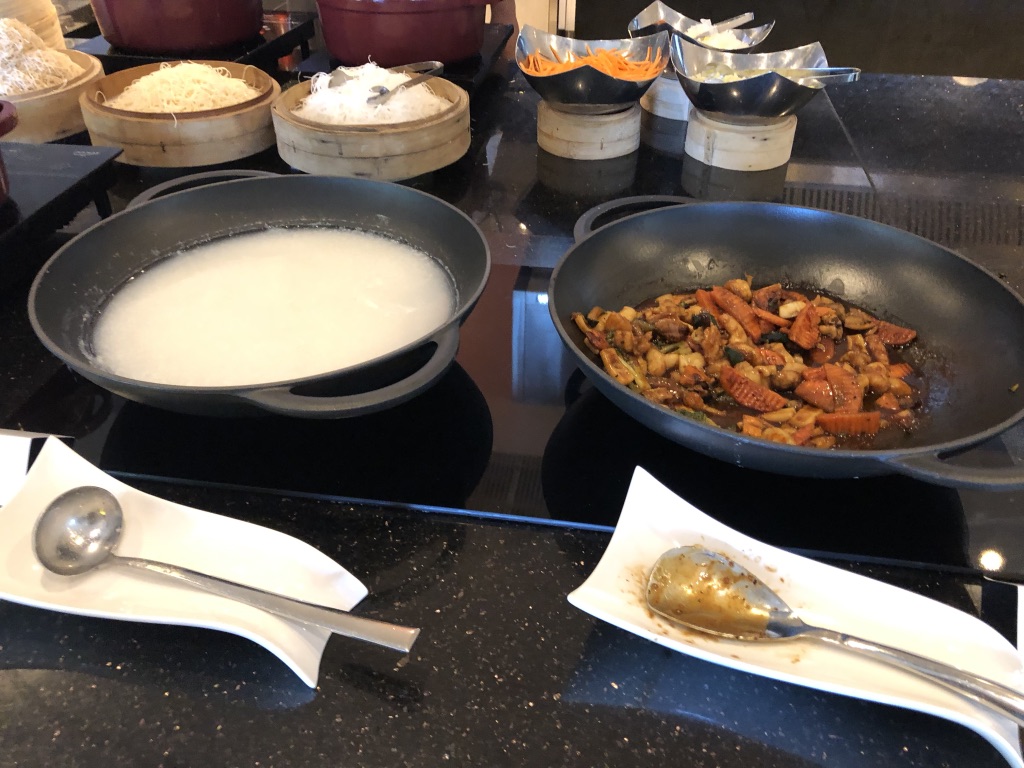 【セントレジス ・モルディブ・ヴォンムリ・リゾート】朝食メニューと感想☆良いサービスを受けたいのならココの席がいい! 43 セントレジス ・モルディブ・ヴォンムリ・リゾート 朝食 メニュー 口コミ 感想