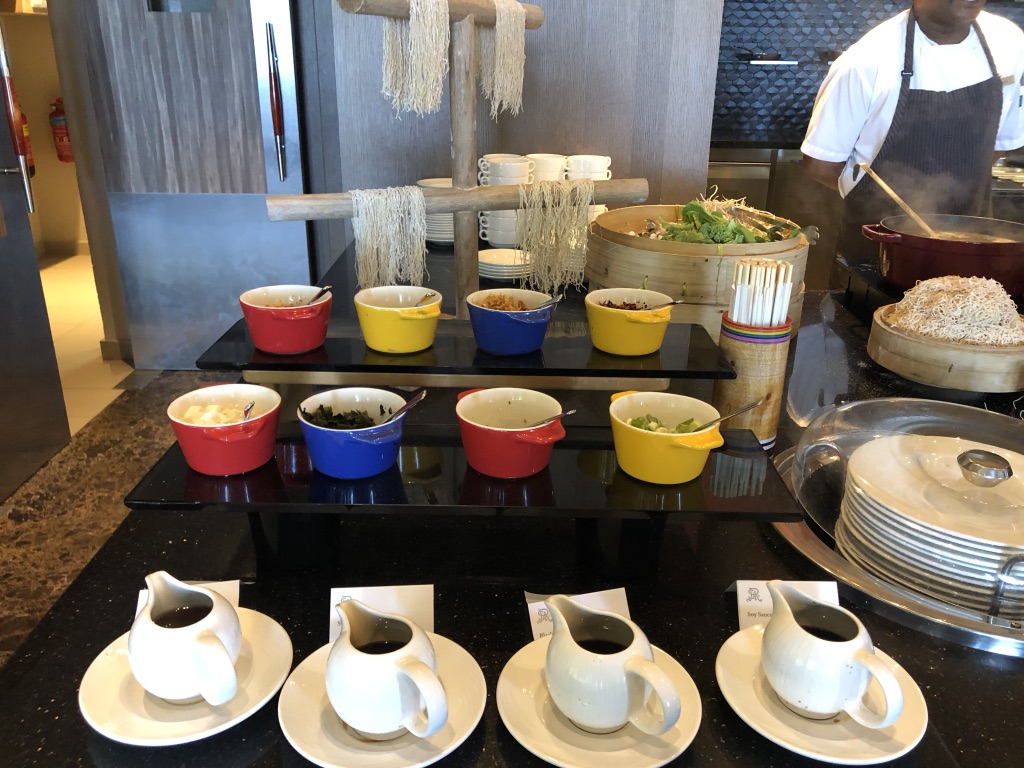 【セントレジス ・モルディブ・ヴォンムリ・リゾート】朝食メニューと感想☆良いサービスを受けたいのならココの席がいい! 44 セントレジス ・モルディブ・ヴォンムリ・リゾート 朝食 メニュー 口コミ 感想