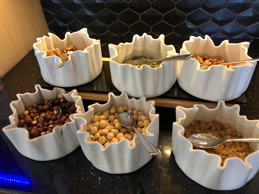 【セントレジス ・モルディブ・ヴォンムリ・リゾート】朝食メニューと感想☆良いサービスを受けたいのならココの席がいい! 25 セントレジス ・モルディブ・ヴォンムリ・リゾート 朝食 メニュー 口コミ 感想