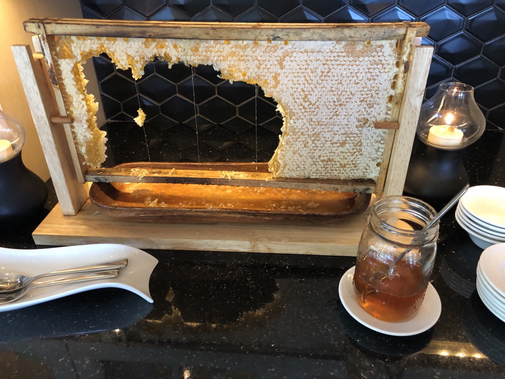 【セントレジス ・モルディブ・ヴォンムリ・リゾート】朝食メニューと感想☆良いサービスを受けたいのならココの席がいい! 40 セントレジス ・モルディブ・ヴォンムリ・リゾート 朝食 メニュー 口コミ 感想