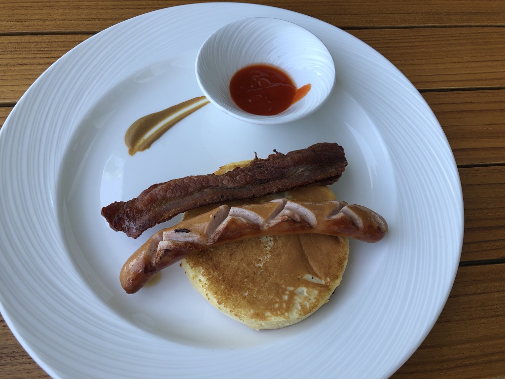 【セントレジス ・モルディブ・ヴォンムリ・リゾート】朝食メニューと感想☆良いサービスを受けたいのならココの席がいい! 55 セントレジス ・モルディブ・ヴォンムリ・リゾート 朝食 メニュー 口コミ 感想