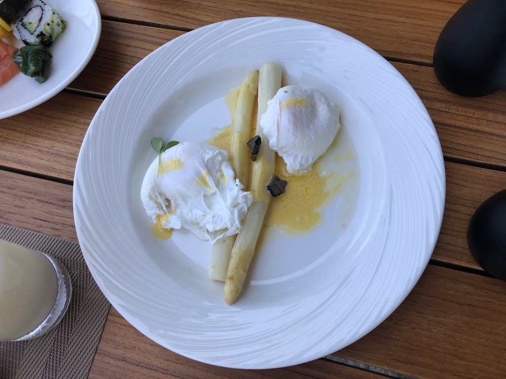 【セントレジス ・モルディブ・ヴォンムリ・リゾート】朝食メニューと感想☆良いサービスを受けたいのならココの席がいい! 56 セントレジス ・モルディブ・ヴォンムリ・リゾート 朝食 メニュー 口コミ 感想