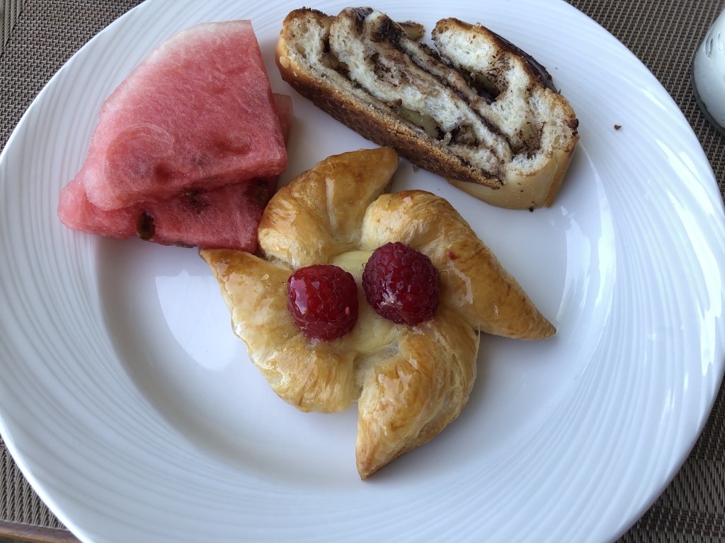 【セントレジス ・モルディブ・ヴォンムリ・リゾート】朝食メニューと感想☆良いサービスを受けたいのならココの席がいい! 35 セントレジス ・モルディブ・ヴォンムリ・リゾート 朝食 メニュー 口コミ 感想