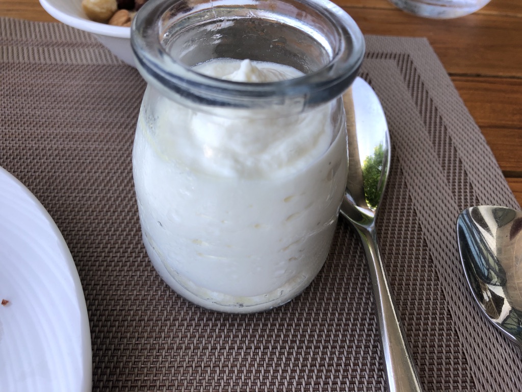 【セントレジス ・モルディブ・ヴォンムリ・リゾート】朝食メニューと感想☆良いサービスを受けたいのならココの席がいい! 51 セントレジス ・モルディブ・ヴォンムリ・リゾート 朝食 メニュー 口コミ 感想