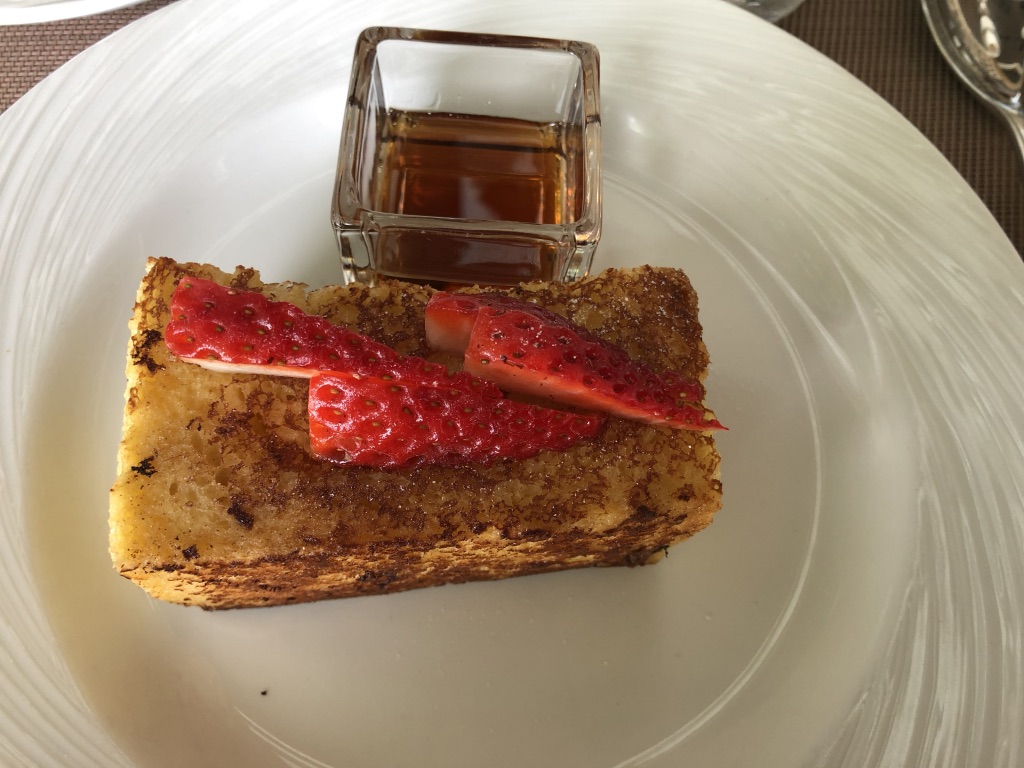 【セントレジス ・モルディブ・ヴォンムリ・リゾート】朝食メニューと感想☆良いサービスを受けたいのならココの席がいい! 63 セントレジス ・モルディブ・ヴォンムリ・リゾート 朝食 メニュー 口コミ 感想