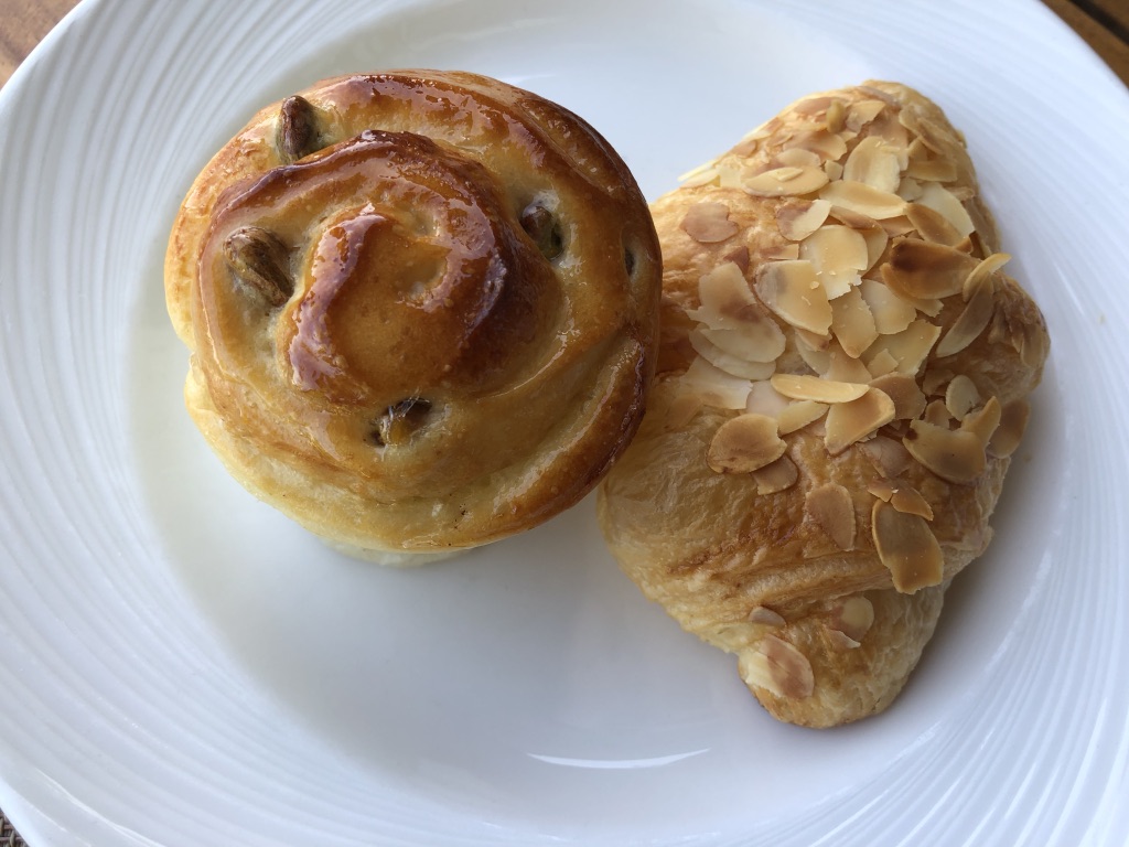 【セントレジス ・モルディブ・ヴォンムリ・リゾート】朝食メニューと感想☆良いサービスを受けたいのならココの席がいい! 34 セントレジス ・モルディブ・ヴォンムリ・リゾート 朝食 メニュー 口コミ 感想