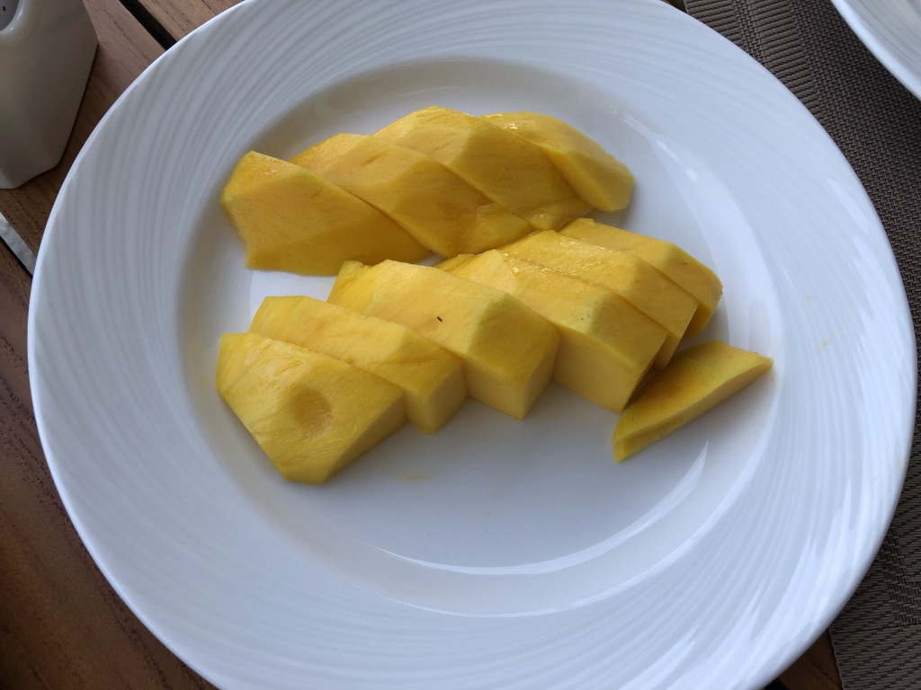 【セントレジス ・モルディブ・ヴォンムリ・リゾート】朝食メニューと感想☆良いサービスを受けたいのならココの席がいい! 47 セントレジス ・モルディブ・ヴォンムリ・リゾート 朝食 メニュー 口コミ 感想