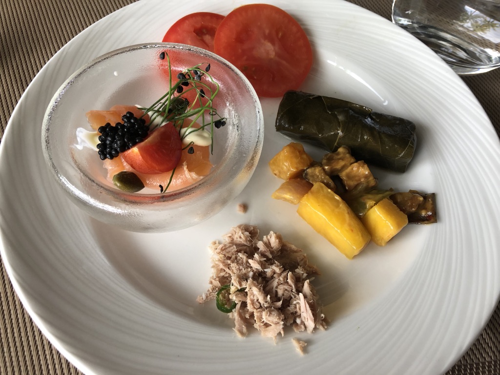 【セントレジス ・モルディブ・ヴォンムリ・リゾート】朝食メニューと感想☆良いサービスを受けたいのならココの席がいい! 22 セントレジス ・モルディブ・ヴォンムリ・リゾート 朝食 メニュー 口コミ 感想