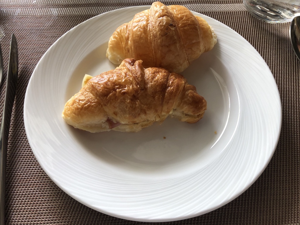 【セントレジス ・モルディブ・ヴォンムリ・リゾート】朝食メニューと感想☆良いサービスを受けたいのならココの席がいい! 36 セントレジス ・モルディブ・ヴォンムリ・リゾート 朝食 メニュー 口コミ 感想