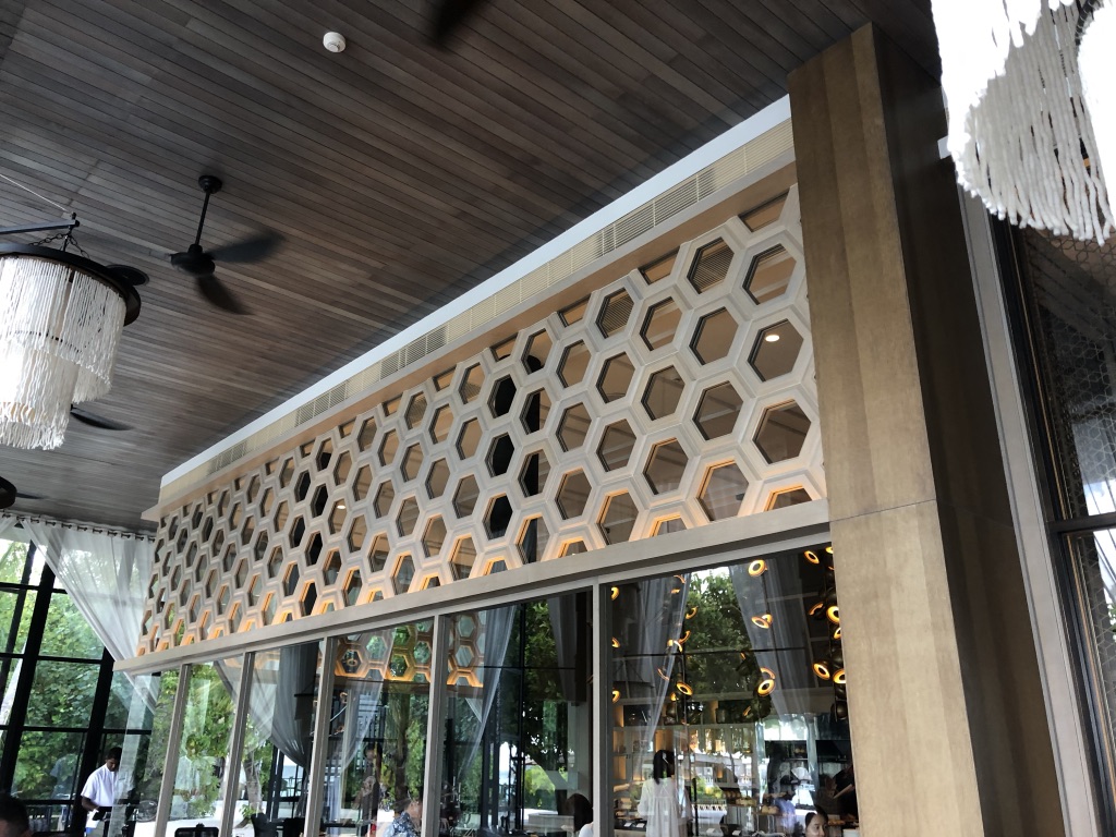 【セントレジス ・モルディブ・ヴォンムリ・リゾート】朝食メニューと感想☆良いサービスを受けたいのならココの席がいい! 2 セントレジス ・モルディブ・ヴォンムリ・リゾート 朝食 メニュー 口コミ 感想