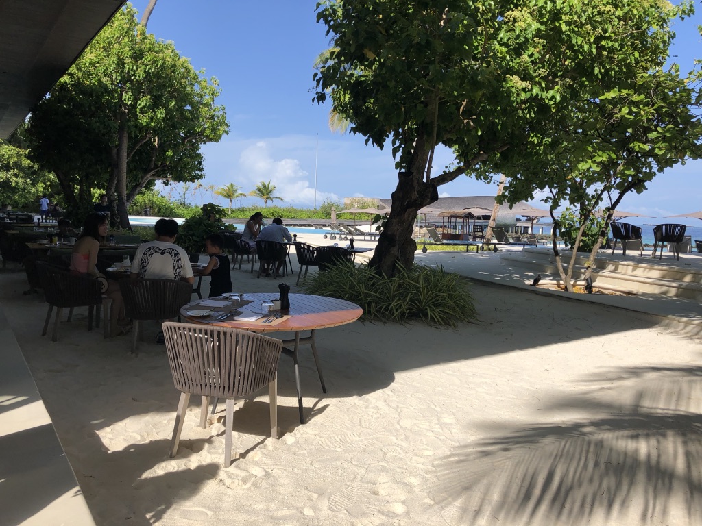 【セントレジス ・モルディブ・ヴォンムリ・リゾート】朝食メニューと感想☆良いサービスを受けたいのならココの席がいい! 67 セントレジス ・モルディブ・ヴォンムリ・リゾート 朝食 メニュー 口コミ 感想