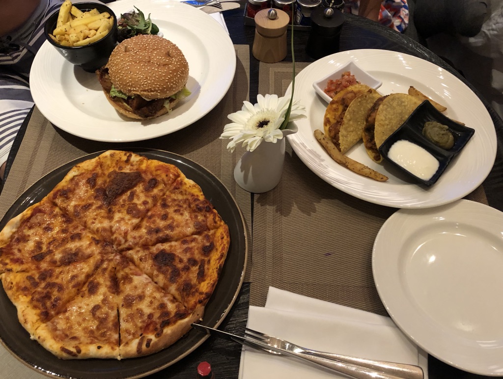 【セントレジス ・モルディブ・ヴォンムリ・リゾート】ディナーはどこのレストランがオススメ?禁断の〇〇〇を借りて大満足の夕食を食べれた! 15 セントレジス ・モルディブ・ヴォンムリ・リゾート ディナー 料金 レストラン オススメ メニュー