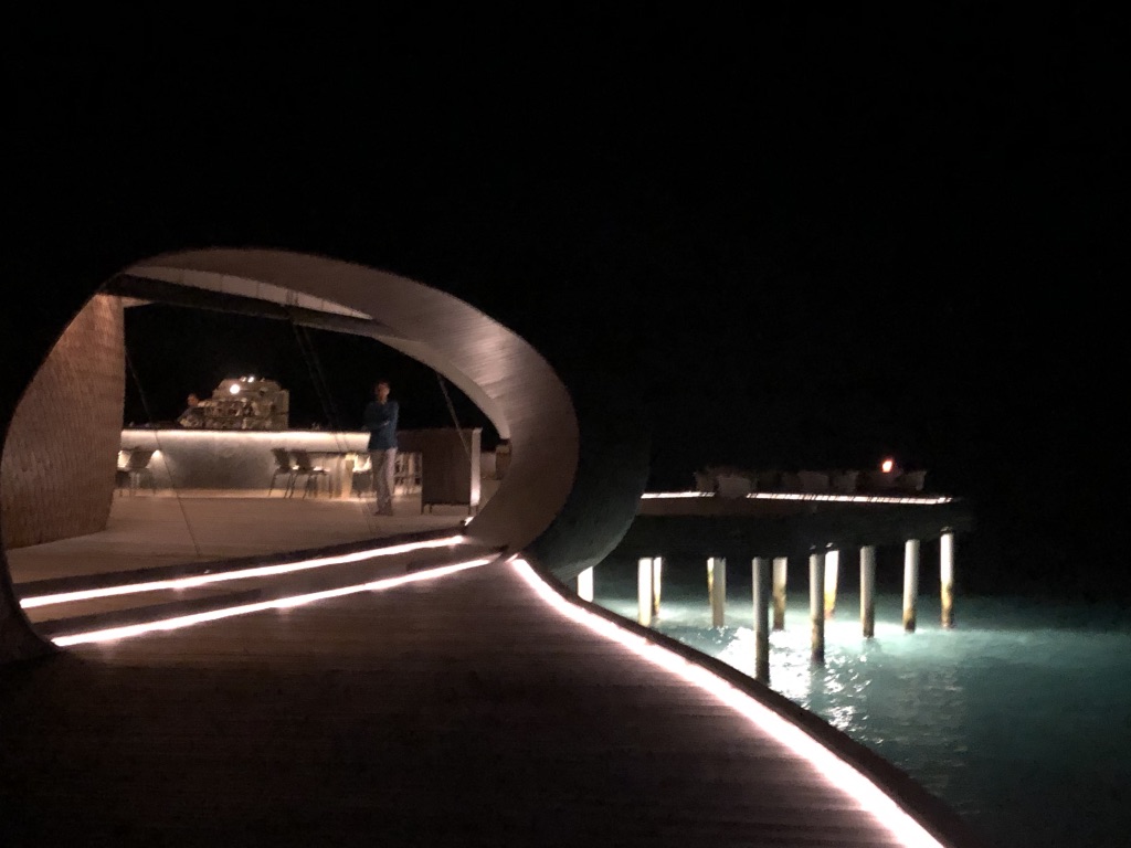 【セントレジス ・モルディブ・ヴォンムリ・リゾート】The Whale Barの感想☆ザ・ホエールバーにはハッピーアワーがある!20%OFFで飲める時間帯とは? 10 The Whale Bar ザ・ホエールバー 20%OFF 時間 menu メニュー