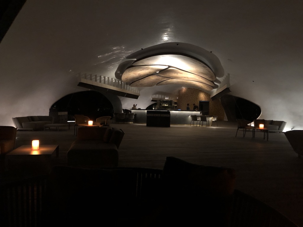 【セントレジス ・モルディブ・ヴォンムリ・リゾート】The Whale Barの感想☆ザ・ホエールバーにはハッピーアワーがある!20%OFFで飲める時間帯とは? 12 The Whale Bar ザ・ホエールバー 20%OFF 時間 menu メニュー