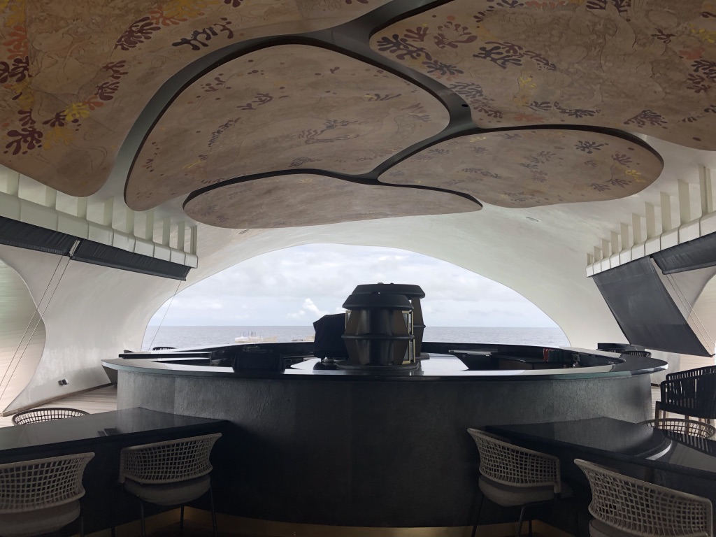 【セントレジス ・モルディブ・ヴォンムリ・リゾート】The Whale Barの感想☆ザ・ホエールバーにはハッピーアワーがある!20%OFFで飲める時間帯とは? 2 The Whale Bar ザ・ホエールバー 20%OFF 時間 menu メニュー