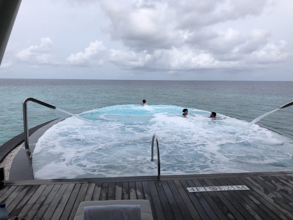 セントレジス ・モルディブ・ヴォンムリ・リゾート　ハイドロセラピープール　Hydrotherapy pool　イリディウムスパ　Iridium Spa　料金　感想　おすすめ　時間帯