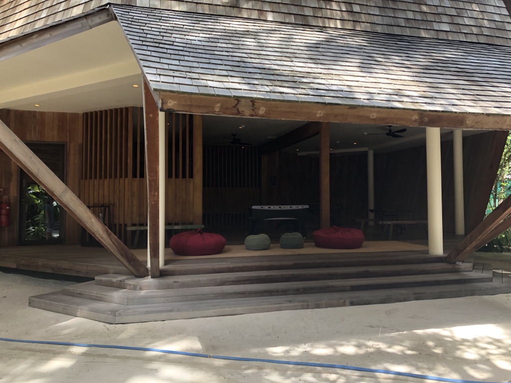 【セントレジス ・モルディブ・ヴォンムリ・リゾート】施設をご紹介。島のホテルって飽きない?いやいや、ホテル内は結構遊べる! 19 セントレジス ・モルディブ・ヴォンムリ・リゾート 施設 アクティビティ 無料 チルドレンアクティビティ children activities weekly wellness activities free