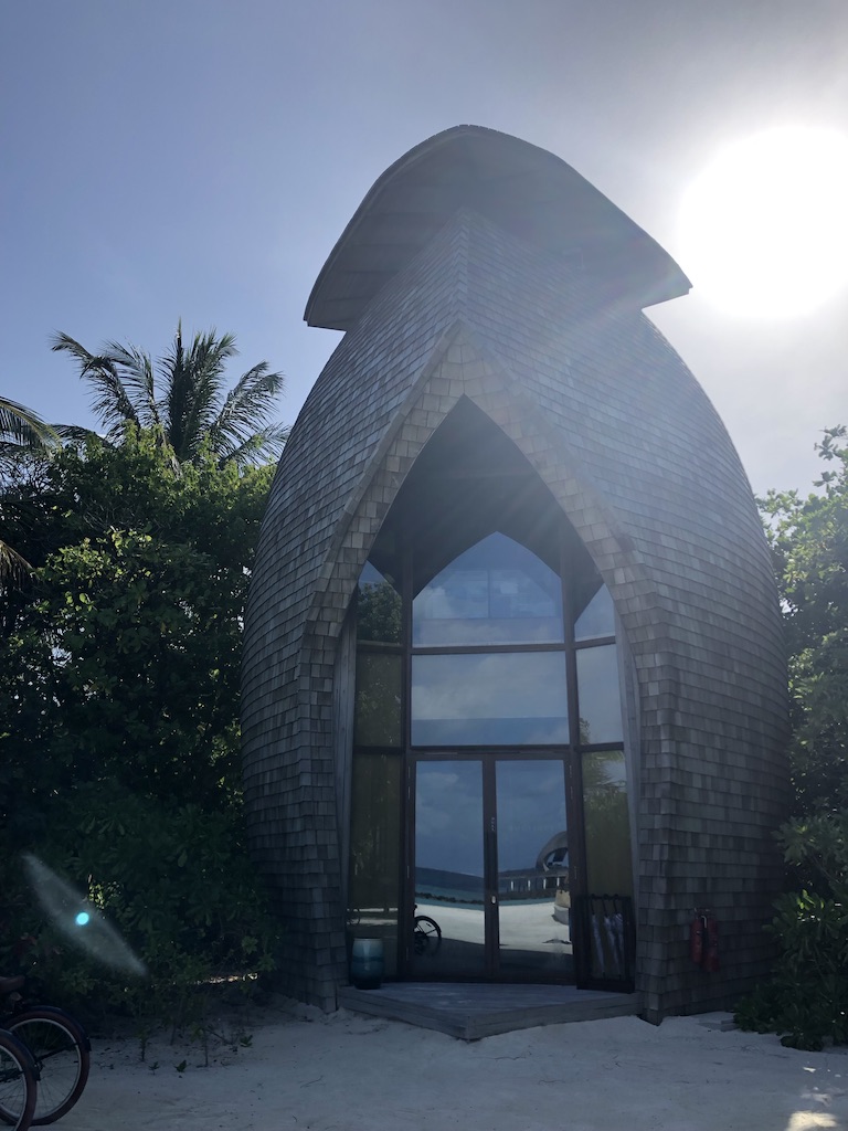 【セントレジス ・モルディブ・ヴォンムリ・リゾート】施設をご紹介。島のホテルって飽きない?いやいや、ホテル内は結構遊べる! 54 セントレジス ・モルディブ・ヴォンムリ・リゾート 施設 アクティビティ 無料 チルドレンアクティビティ children activities weekly wellness activities free