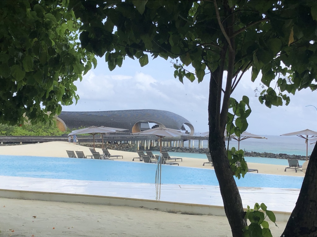 【セントレジス ・モルディブ・ヴォンムリ・リゾート】施設をご紹介。島のホテルって飽きない?いやいや、ホテル内は結構遊べる! 51 セントレジス ・モルディブ・ヴォンムリ・リゾート 施設 アクティビティ 無料 チルドレンアクティビティ children activities weekly wellness activities free