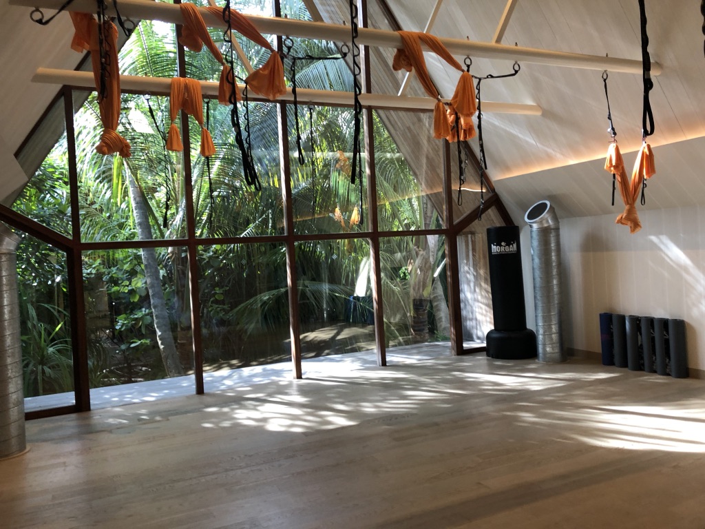 【セントレジス ・モルディブ・ヴォンムリ・リゾート】施設をご紹介。島のホテルって飽きない?いやいや、ホテル内は結構遊べる! 17 セントレジス ・モルディブ・ヴォンムリ・リゾート 施設 アクティビティ 無料 チルドレンアクティビティ children activities weekly wellness activities free