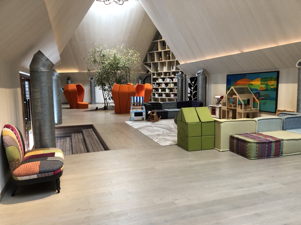 【セントレジス ・モルディブ・ヴォンムリ・リゾート】施設をご紹介。島のホテルって飽きない?いやいや、ホテル内は結構遊べる! 10 セントレジス ・モルディブ・ヴォンムリ・リゾート 施設 アクティビティ 無料 チルドレンアクティビティ children activities weekly wellness activities free