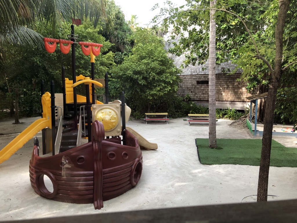 【セントレジス ・モルディブ・ヴォンムリ・リゾート】施設をご紹介。島のホテルって飽きない?いやいや、ホテル内は結構遊べる! 14 セントレジス ・モルディブ・ヴォンムリ・リゾート 施設 アクティビティ 無料 チルドレンアクティビティ children activities weekly wellness activities free