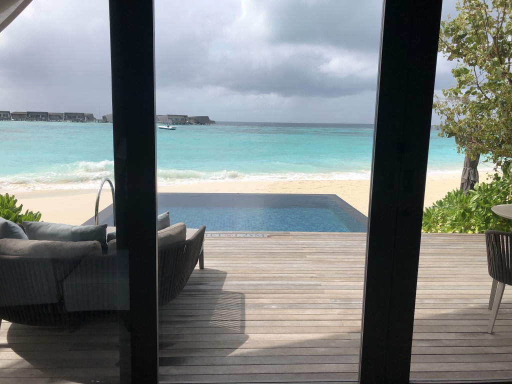 バトラーに聞いた!セントレジス・モルディブ・ヴォンムリ・リゾート 目的別、適した部屋とは? 17 セントレジス・モルディブ・ヴォンムリ・リゾート 部屋 子連れ どこがいい? シュノーケリング プライバシー